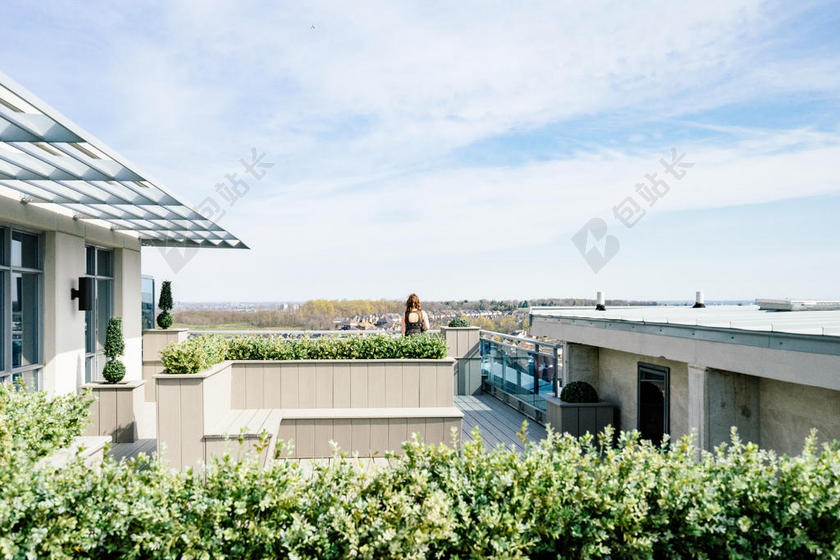 建筑清新蓝天下的房子和女孩建筑设计户外背景图片