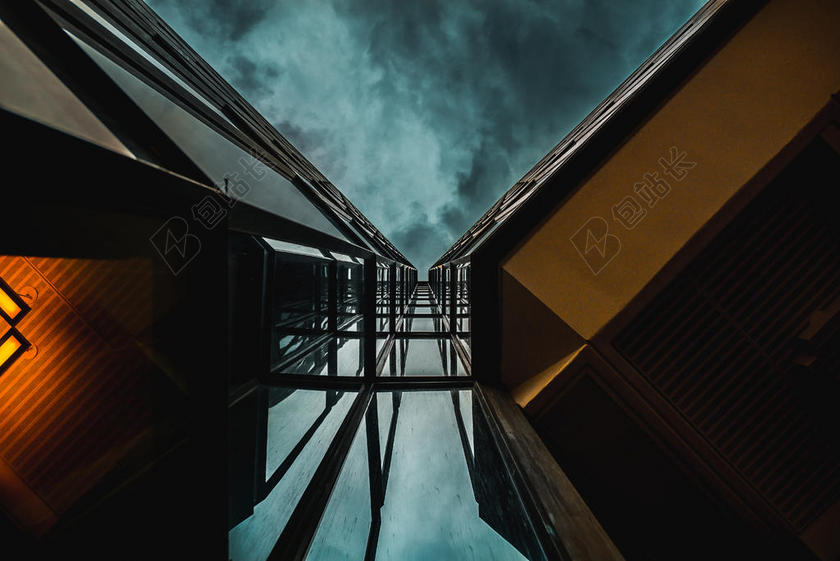 阴天下的高楼缝隙背景图片