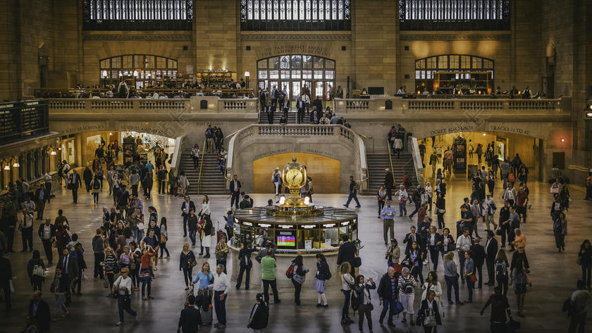 建筑学 建筑 城市 时钟 商业 上下班往返的人 人群 灯 路面 人 公众的 商店 城市的