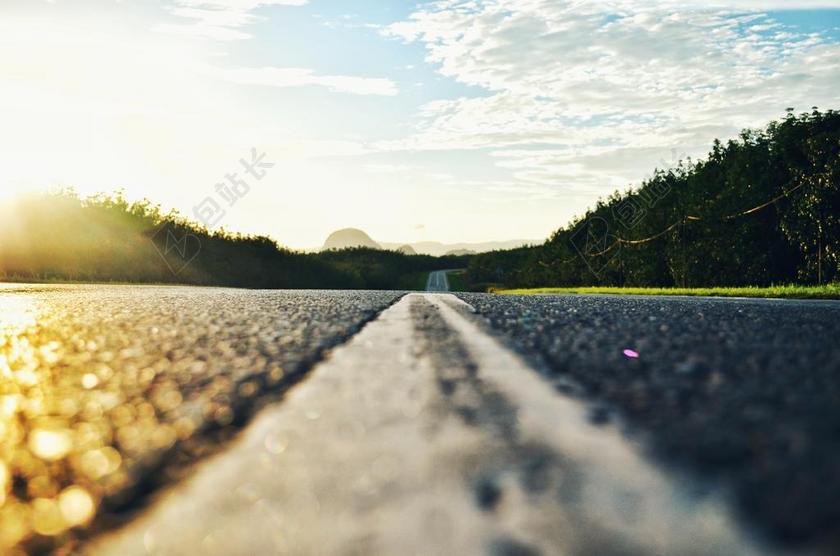 沥青 云 颜色 黎明 领域 指导 景观 光 孤独的 在户外 路 路 旅行 街道 夏天 太阳 日落 旅行 树 水