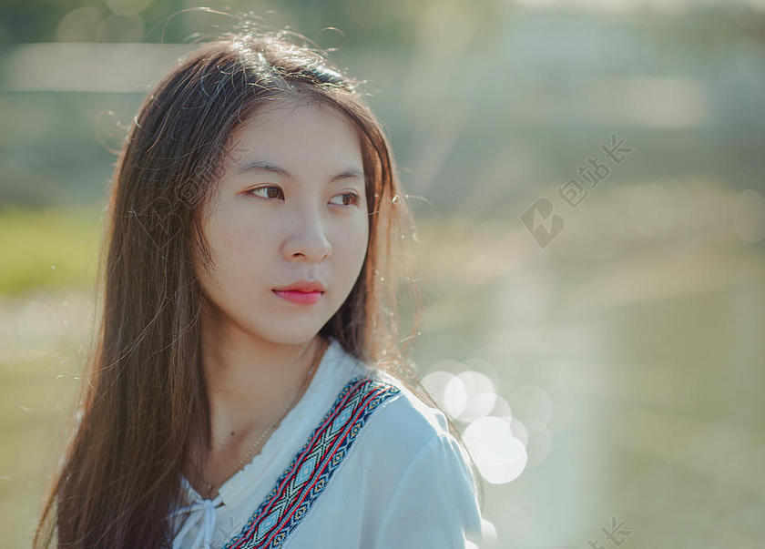 美丽的 美女 模糊 散景 特写 可爱的 面对 时尚 女性的 集中 女孩 头发 闲暇 看 模型 人 拍摄 肖像 漂亮的 穿 女人 年轻的