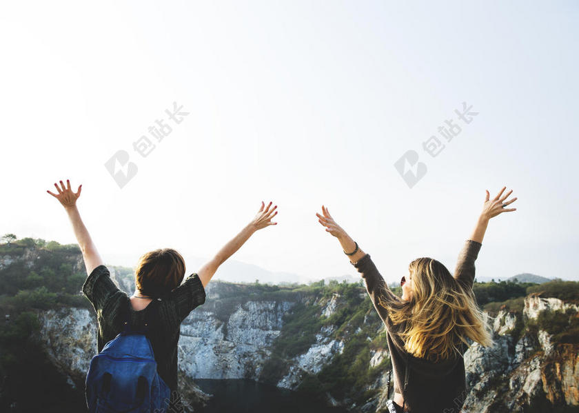 欢呼的男人和女人背景图片
