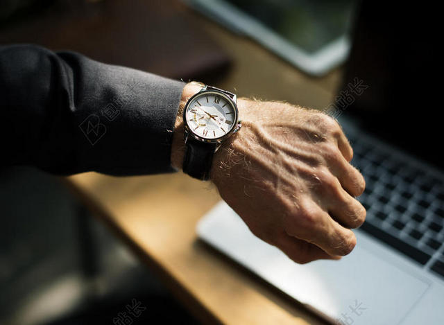 成人 模拟 打破 集中 手 在室内 笔记本电脑 晚的 男人 人 桌子 技术 时间 等待 看 工作 手表