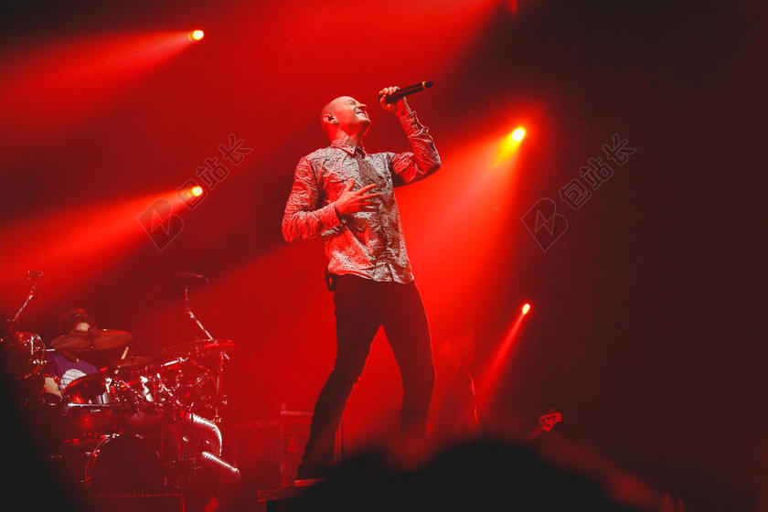 成人 观众 乐队 切斯特 本宁顿 音乐会 人群 能量 娱乐 节日 光 林肯 公园 居住 男人 音乐 音乐家 性能 表演者 说唱 岩石 显示 歌手 歌唱 体育场 阶段