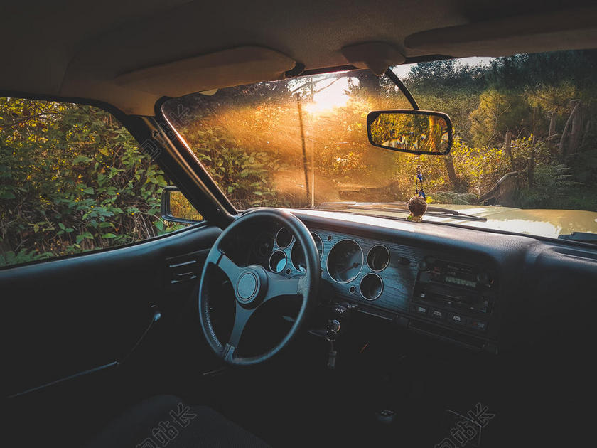汽车 仪表板 傍晚 太阳 金色的 小时 钥匙 镜子 驾驶 轮 太阳 日落 运输 系统 树 车辆 挡风玻璃
