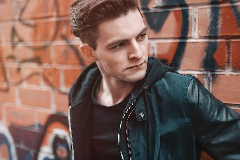 成人 黑色 皮革 夹克 模糊 男孩 特写 深度 属于 领域 眼睛 面对 面部 表达 时尚 集中 魅力 涂鸦 头发 夹克 看 男性的 男人 模型 装 人 拍摄 肖像 姿势 姿势 皮肤 街道 风格 时尚的 时髦的 的 穿 年轻的
