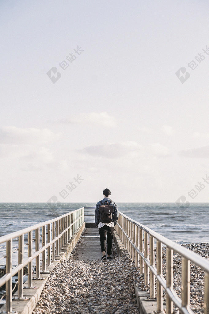 背包 袋 海滩 码头 砾石 地平线 景观 闲暇 男人 海洋 在户外 人 栏杆 娱乐 岩石 沙 海 海景 海滨 岸 孤独 夏天 太阳 旅行 假期 行走 水 波浪 穿