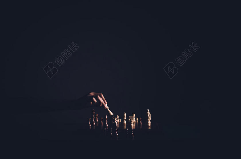 黑暗里的棋盘和手背景图片