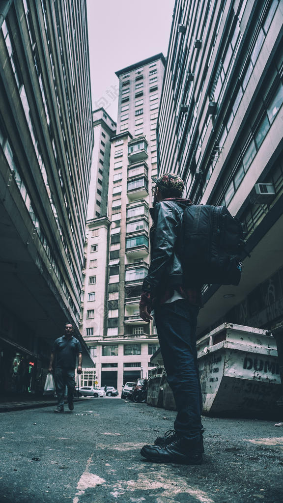 成人 建筑学 背包客 巴西 建筑 商业 城市 商业 市中心 金融 看 向上的 低的 角 射击 男人 现代的 办公室 在户外 人 人 肖像 选择性 颜色 摩天大楼 街道 旅行者 旅行 城市的 车辆