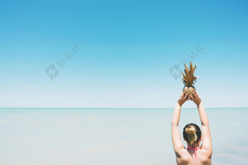 海滩 BEACHLIFE 美丽的 蓝色 天空 享受 女性的 自由 水果 乐趣 女孩 举办 地平线 女士 景观 闲暇 海洋 在户外 人 菠萝 娱乐 放松 沙 海 海景 性感 夏天 太阳 泳装 旅行 热带的 热带的 水果 假期 水
