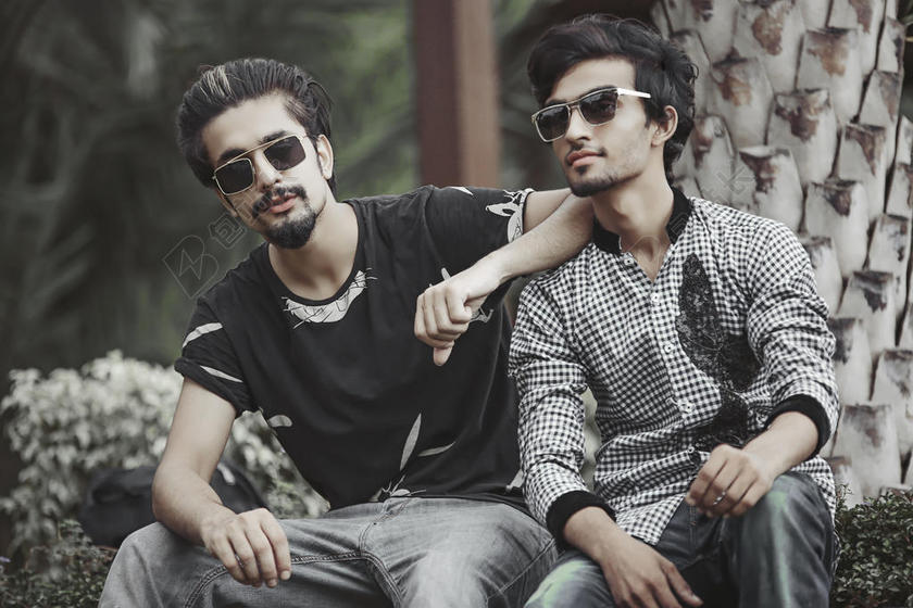 随便的 时尚 乐趣 闲暇 生活方式 男人 模型 在户外 公园 人 拍摄 肖像 姿势 夏天 太阳镜 欢聚 城市的 穿 年轻的