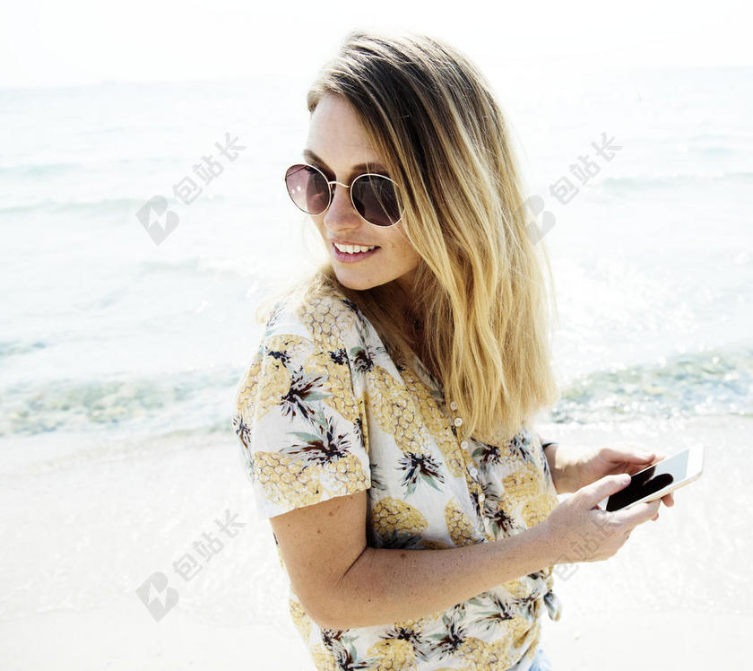 海滩 美丽的 平静的 随便的 寒冷 日光 目的地 享受 探索 自由 乐趣 假日 旅行 闲暇 生活 位置 海洋 在户外 和平 人 地方 漂亮的 娱乐 放松 沙 海 海滨 性感 智能手机 夏天 太阳 太阳镜 旅游 旅游