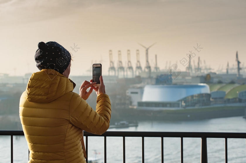建筑 寒冷的 行业 湖 景观 可移动的 电话 人 摄影 码头 自拍 智能手机 拿 照片 看法 水