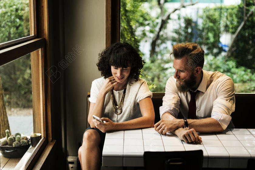 胡须 CAFé 咖啡 商店 连接 在室内 男人 人 房间 座位 坐 桌子 谈话 说话 欢聚 窗口 女人