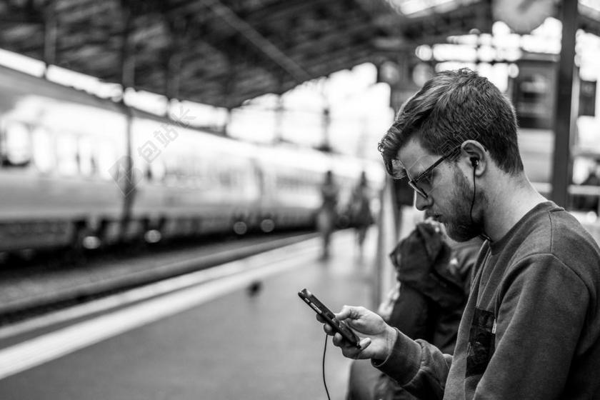 黑色 和 白色 黑白 手机 耳机 家伙 男人 可移动的 电话 单色 音乐 人 铁路 站 火车 站
