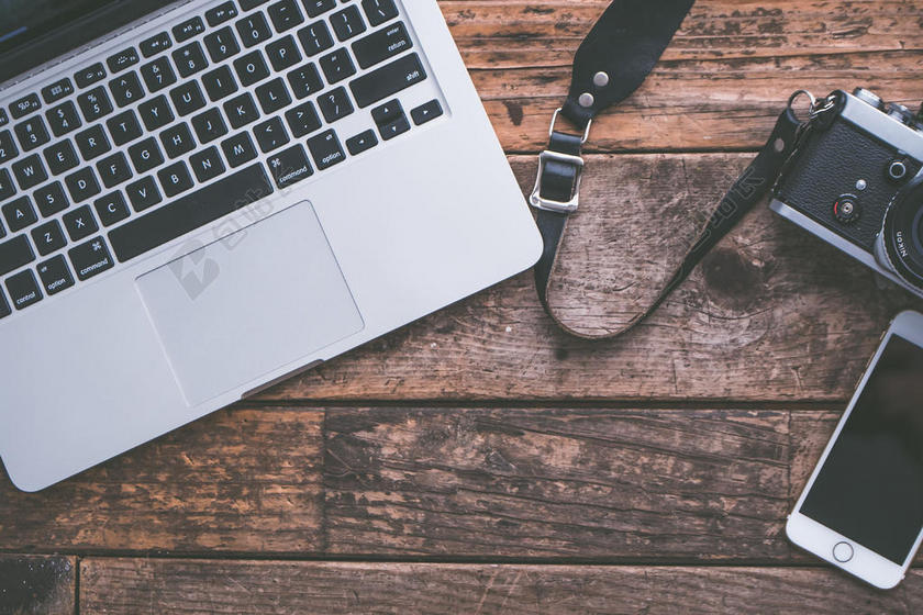 木桌上的手机和电脑背景图片