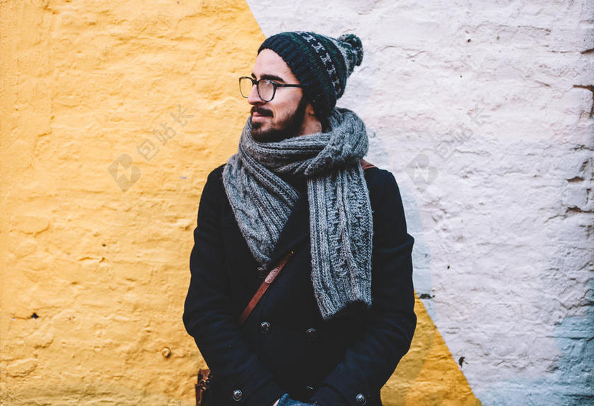 成人 无檐小便帽 胡须 外套 寒冷的 眼镜 面部 头发 时尚 看 男人 在户外 人 围巾 季节 街道 热忱 穿