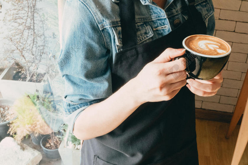 CAFé 咖啡 咖啡 杯子 杯子 手 在室内 拿铁咖啡 艺术 人 桌子 女人
