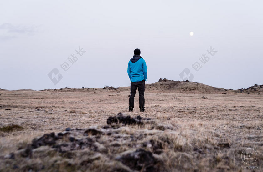 冒险 单独地 日光 沙漠 干的 傍晚 天空 满的 月亮 徒步旅行 景观 男人 情绪 月亮 山 自然 在户外 人 人 岩石 沙 天空 土壤 独奏 夏天 旅行