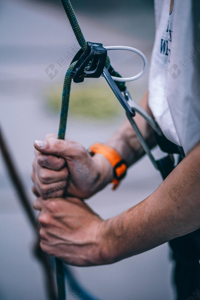 附件 积极的 活动 铝 登山者 衣服 绳 危险的 日光 设备 极端 手指 齿轮 手 持有 结 男人 户外的 人 准备 绳 安全 运动 钢