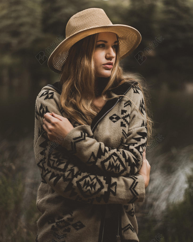 美女 模糊 随便的 特写 寒冷的 可爱的 面对 女性的 集中 森林 女孩 发型 帽子 女士 模型 装 人 拍摄 姿势 风格 树 穿 女人 伍兹