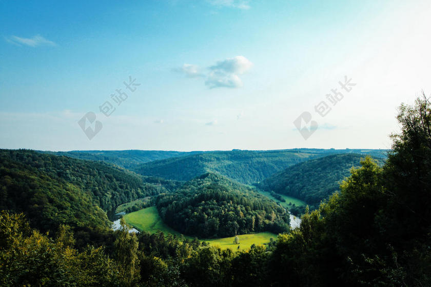 云 乡村 日光 环境 叶子 森林 高地 山 地平线 田园 景观 叶 山 范围 山 自然 在户外 和平 农村的 风景 风景 景象 天空 宁静 旅行 树 山谷 看法 荒野 伍兹