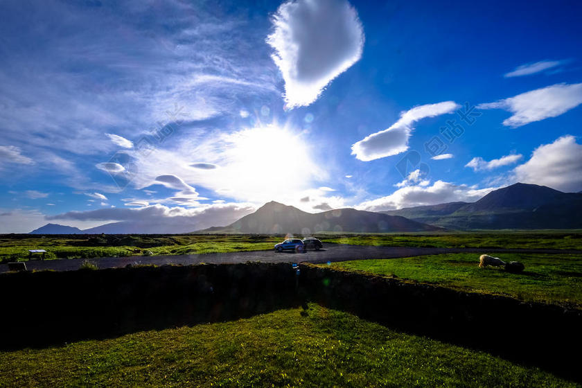 农业 动物 沥青 云 云景 乡村 农田 日光 农场 农田 领域 草 草原 海菲尔德 小山 山 田园 景观 山 山 自然 在户外 牧场 路 农村的 风景 天空 夏天 日落 旅行 车辆