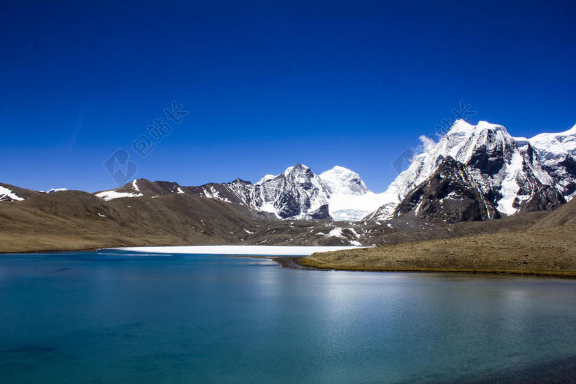 寒冷的 日光 冰川 GURUDONGMAR 湖 喜马拉雅 冰 湖 景观 山 山 峰 自然 在户外 风景 锡金 天空 雪 水