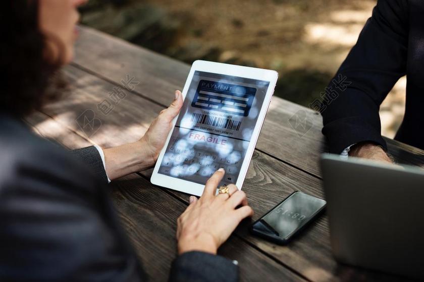 人户外看平板的女人背景图片