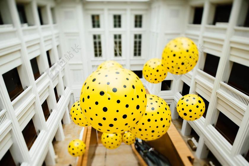 白色大厅里黄色的气球背景图片