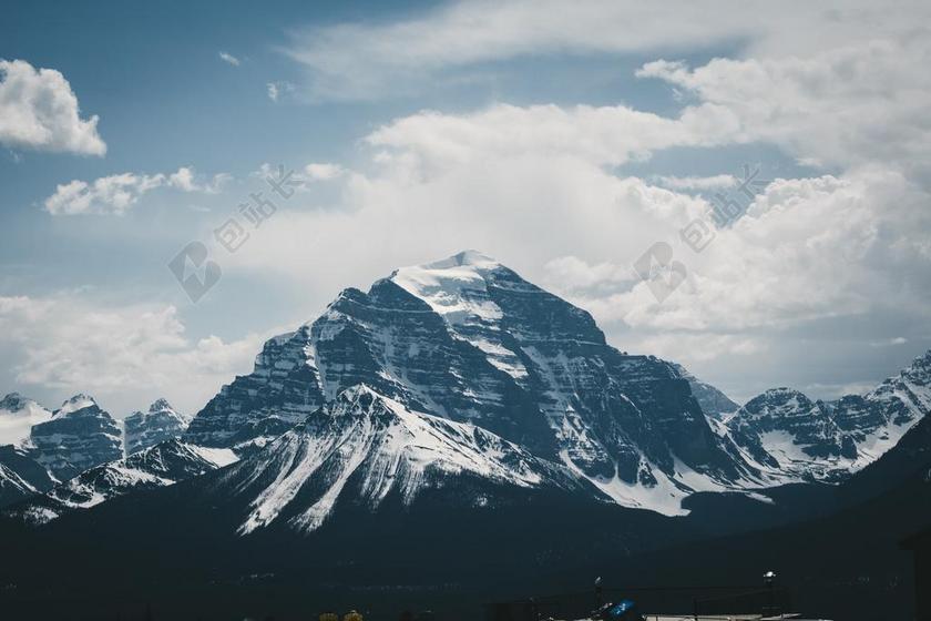 商务 商人 电子商务 股票交易所 业务 工作 山 山峰 顶峰 景色 美女 丽人 优雅 美丽 漂亮 女孩 女人 女性 自然 环境 云 云朵 天空 加拿大 城市 城市生活 现代化 树 树木 树林 森林