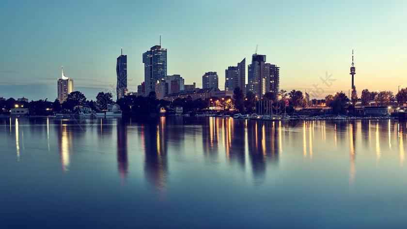 清晨的都市和倒影背景图片