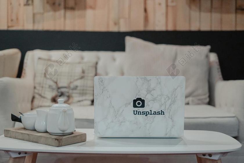 白色的电脑和茶杯茶壶背景图片