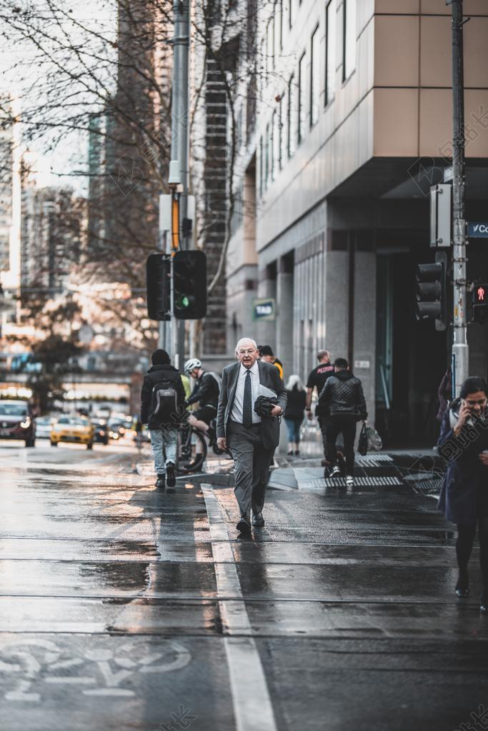 商务 商人 电子商务 股票交易所 业务 工作 汽车 车 小汽车 轿车 跑车 建筑 大厦 建筑物 建设 城市 都市 时尚 现代化 灯光 光线 激光 打火机 雨 下雨 忧郁 幸福 快乐 高兴 家庭 甜蜜 秋天 秋日 男士 男性 男人