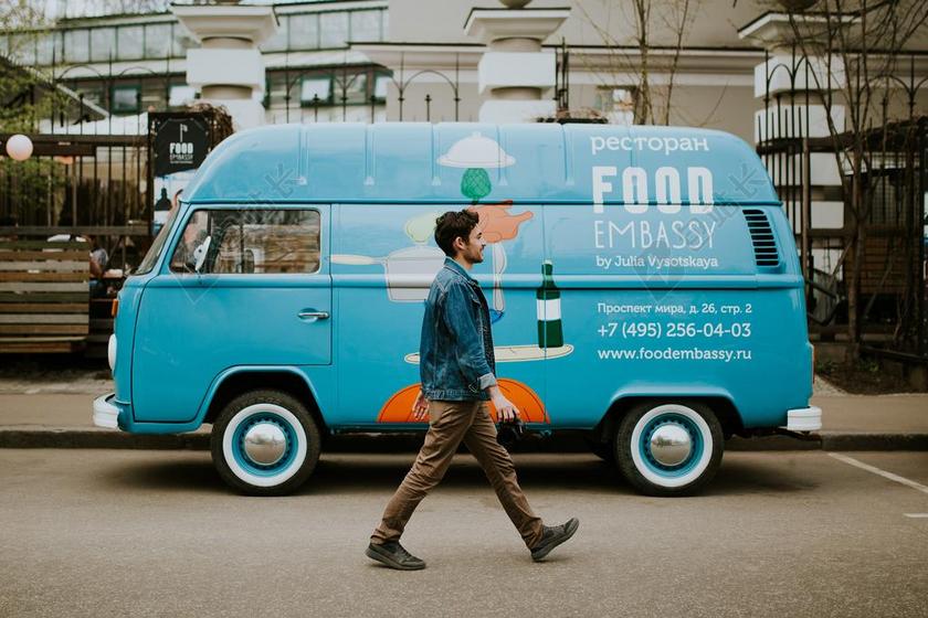 大街上行走的男子背景图片