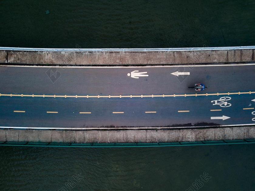 工作中 工作 办公室 会议 职场 道路 旅途 路途 户外 街道 公路 自行车 骑行 山地车 冒险 雨 下雨 惬意 工作 职业 职场 商务