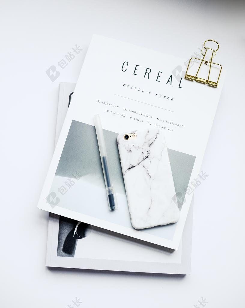 黑白书本简单杂志手机和笔办公学习背景图片