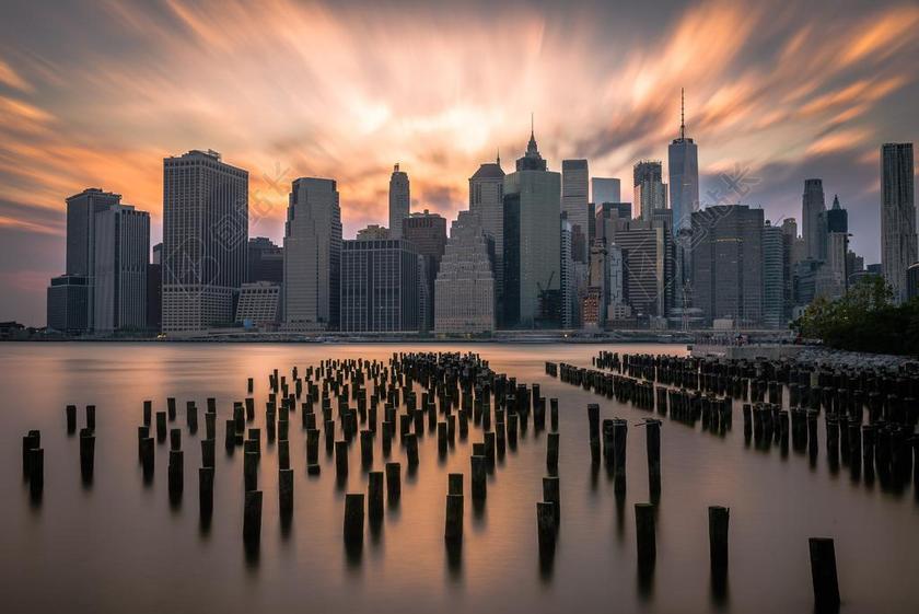 海边的城市和金色的彩霞背景图片