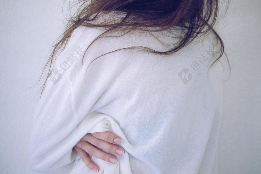 黑发女人的背影背景图片