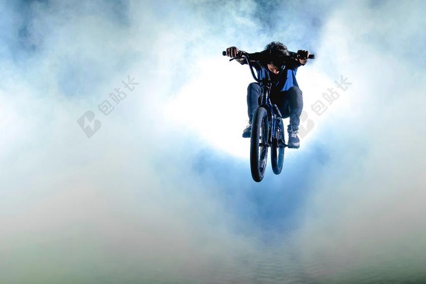 数据 大数据 电脑 信息科技 夜晚 晚上 黑夜 黑暗 灯光 霓虹灯 灯光 光线 激光 打火机 自行车 骑行 山地车 冒险 肖像 人物特写 画像 全身像 云 云朵 天空 自然 环境 人物 人群 风土人情