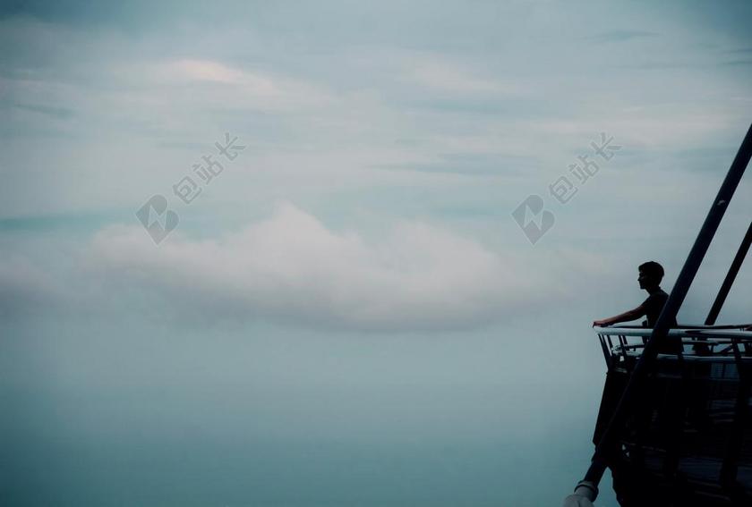 蓝白自然广阔男子在台上远望蓝天白云自然景点观光背景图片