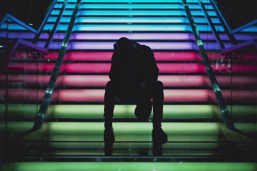 科技 技术 信息科技 灯光 光线 激光 打火机 美女 丽人 优雅 美丽 漂亮 女孩 女人 女性 伤心 悲伤 忧郁 忧伤 肖像 人物特写 画像 全身像 活力