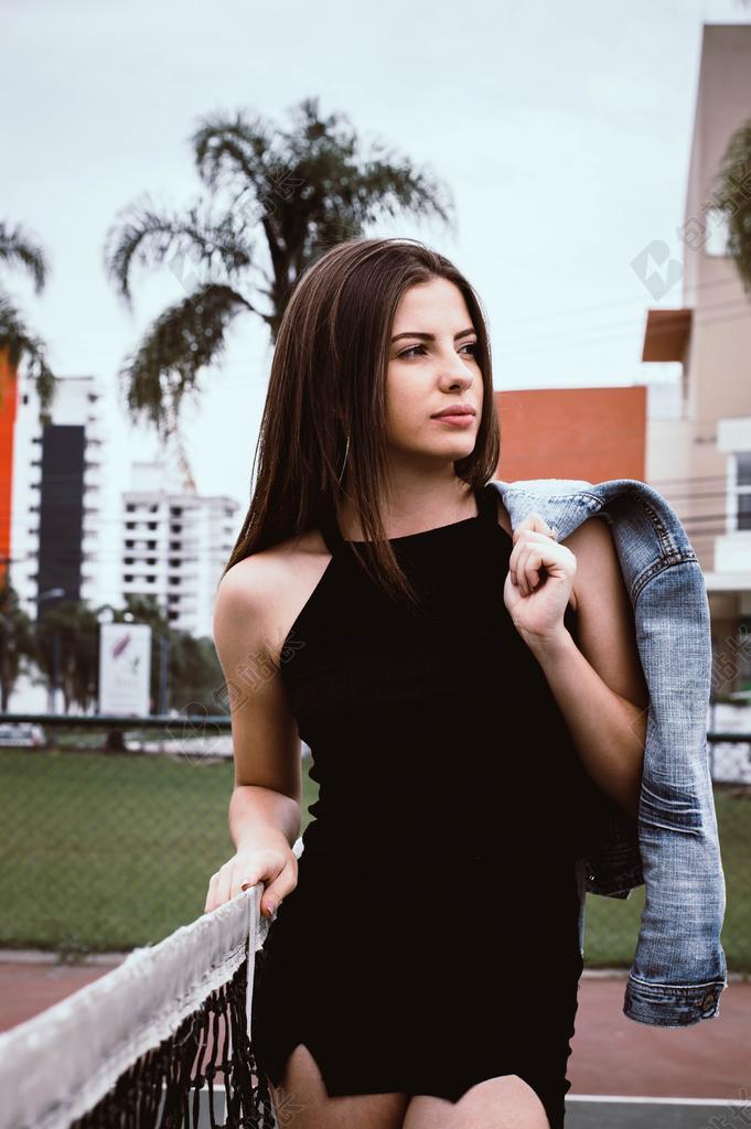 手 手势 握手 击掌 胜利 建筑 大厦 建筑物 建设 美女 丽人 优雅 美丽 漂亮 女孩 女人 女性 时尚 流行 个性 城市 肖像 人物特写 画像 树木 丛林 森林 全身像 树 树木 树林 森林