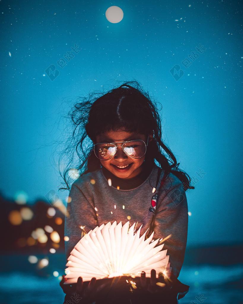 蓝黑人物可爱蓝天下拿着纸灯的女孩摄影星空人物背景图片