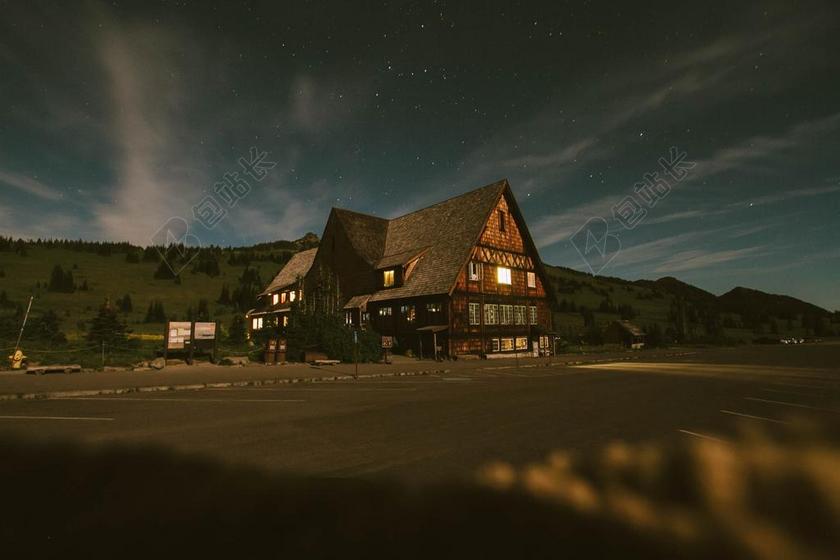 夜晚棕色的房子背景图片