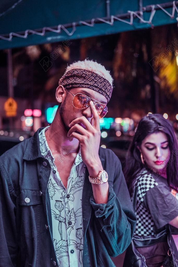 太空 空间 美女 丽人 优雅 美丽 漂亮 女孩 女人 女性 时尚 流行 个性 城市 复古 酿酒 古典 收获 派对 聚会 庆祝 愉快 帮派 肖像 人物特写 画像 全身像 自然 环境 人物 人群 风土人情 活力