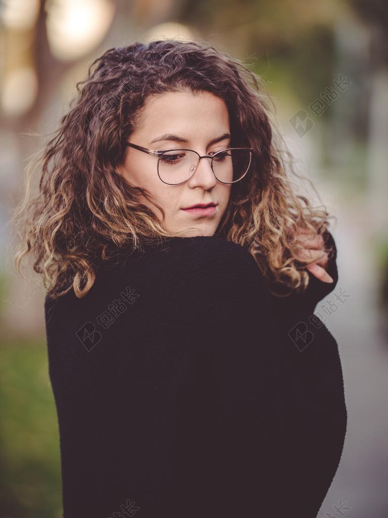 手 手势 握手 击掌 胜利 美女 丽人 优雅 美丽 漂亮 女孩 女人 女性 头发 毛发 毛 头部 爱情 恋爱 恋人 情人 情侣 浪漫 宝宝 婴儿 孩子 肖像 人物特写 画像 冬季 冬天 新年 女孩 少女 姑娘 美丽 全身像 可爱的 树 树木 树林 森林 女性 女士 美丽 女人 一个女人