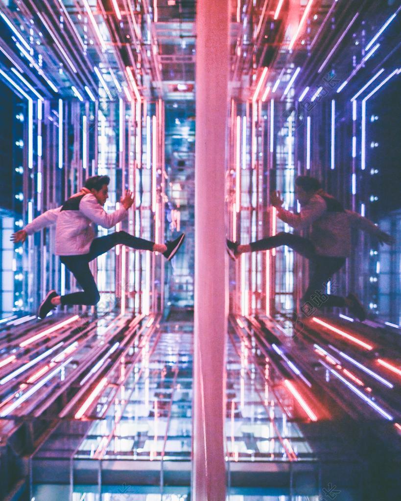 星空 太空 空间 城市 都市 时尚 现代化 夜晚 晚上 黑夜 黑暗 灯光 霓虹灯 灯光 光线 激光 打火机 时尚 流行 个性 城市 创意 艺术 个性 音乐 音乐会 演唱会 书 书籍 阅读 全身像 概念 步骤 活力 男士 男性 男人