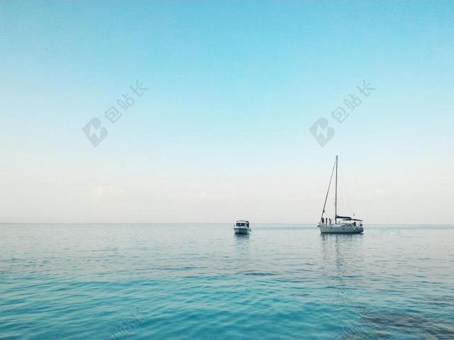 蓝色自然清新蓝天下的大海船只等出海自然大海背景图片