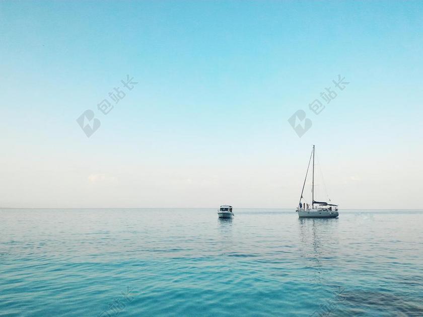 蓝色自然清新蓝天下的大海船只等出海自然大海背景图片